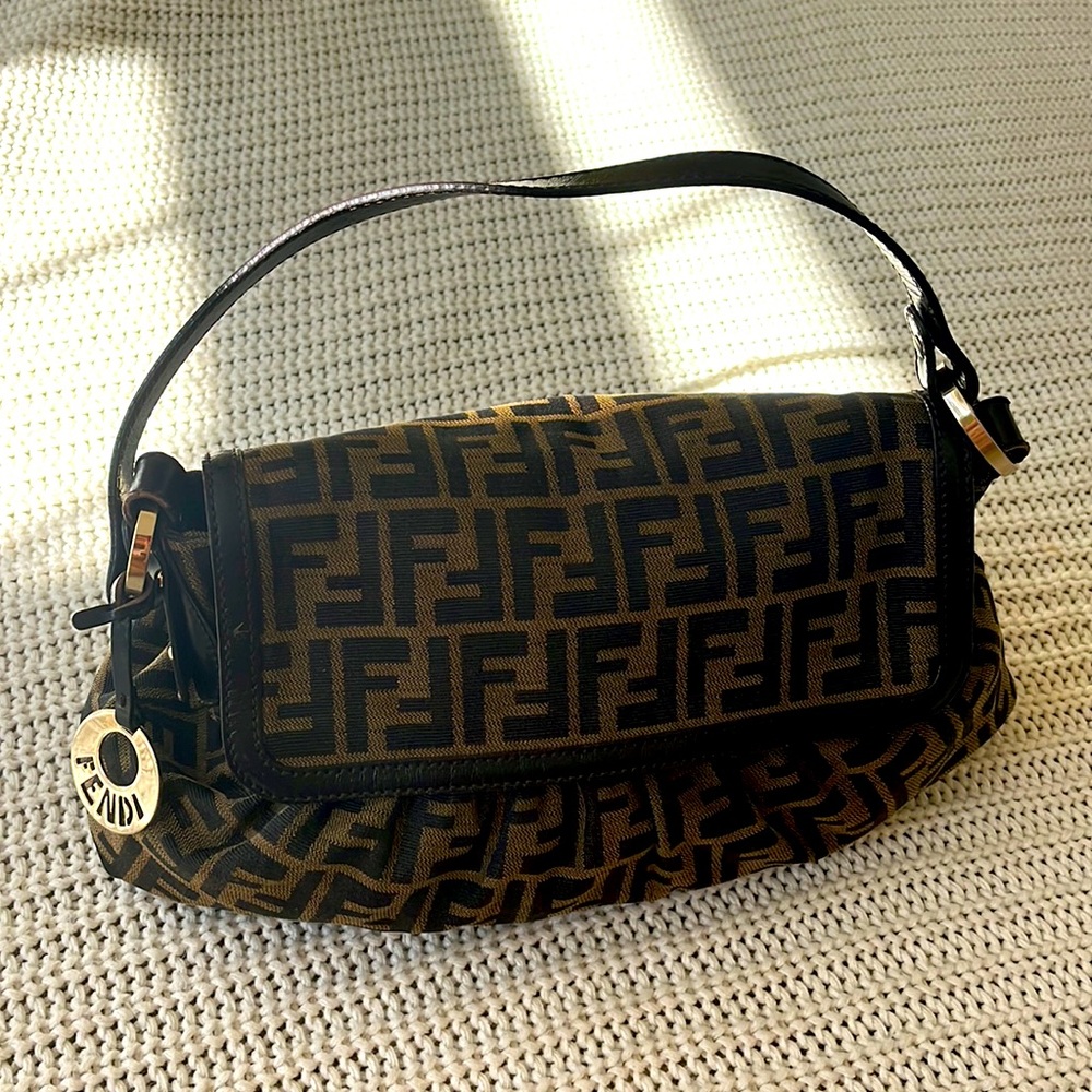 Fendi purse - classic design, LIKE NEW!